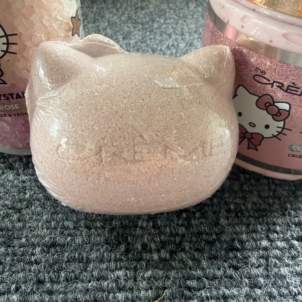 The Creme Shop X Hello Kitty Lovely Luxury Set Coco Rose Scented Bath Bomb,Scrub - Picture 8 of 15